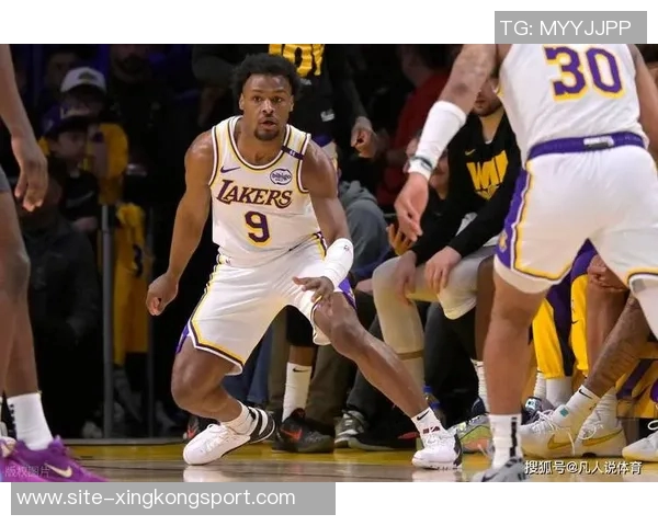 布朗尼单臂补扣震撼全场克内克特称赞他是兄弟太燃了